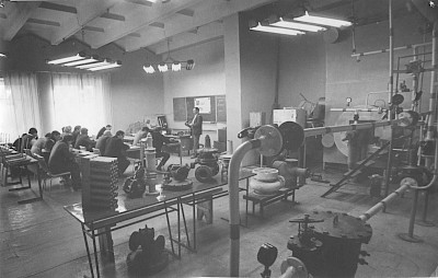 Занятия в классе газового оборудования. Преподаватель Пинский Леонид Лазаревич, 1995 год